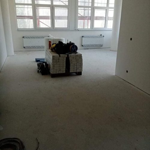 Pokládka laminátové podlahy v bytovém domě Adamov
