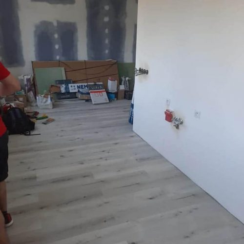 Vyrovnání podkladu, pokládka vinylové podlahy v klikovém systému v bytě Brno
