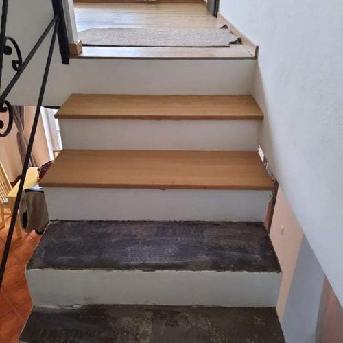 Montáž dřevěných dubových schodů v RD Brno – Komín