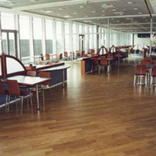 Renovace dřevěné podlahy v restauraci na letišti Praha Ruzyně