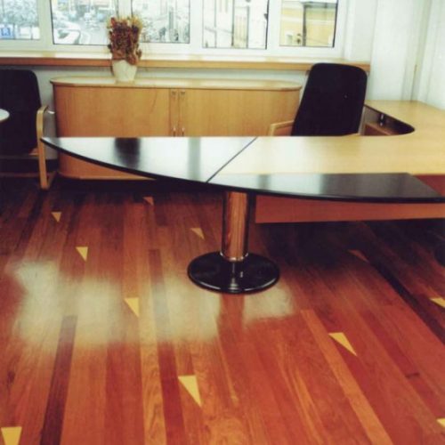 Dřevěná podlaha s intarziemi v soukromé kanceláři Brno