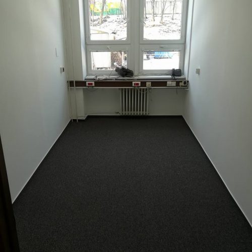 Metrážový koberec -  kancelář ZŠ Vedlejší Brno