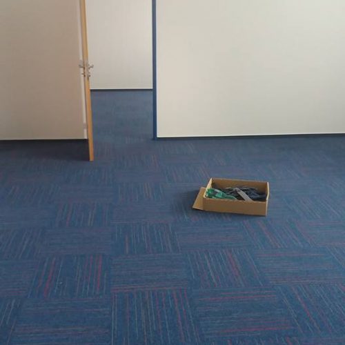 Pokládka kobercových čtverců v kancelářích pro společnost Toshiba Brno