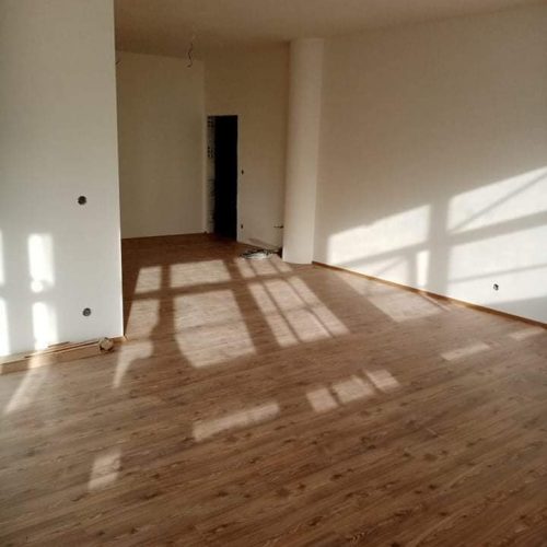 Pokládka laminátové podlahy v bytovém domě Adamov